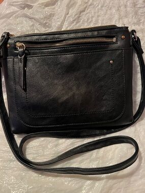 Everyday Black Crossbody Bag with Front Zip Pocket